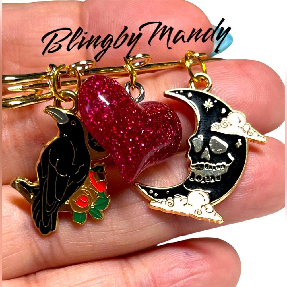 Hot charms pin-brooch raven goth